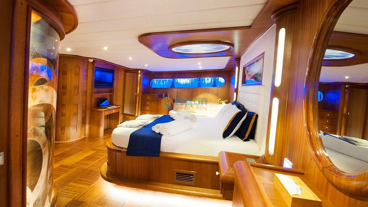 Deluxe Yacht Charter